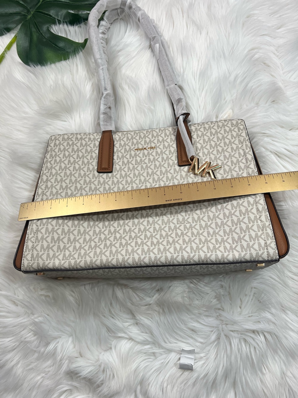 Michael Kors Signature Tote in Vanilla and Acorn - Picture 4 of 10